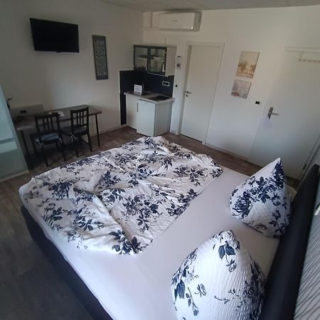 Auberge de jeunesse Boardinghouse Sinsheim Zentral Am Burgplatz Extérieur photo