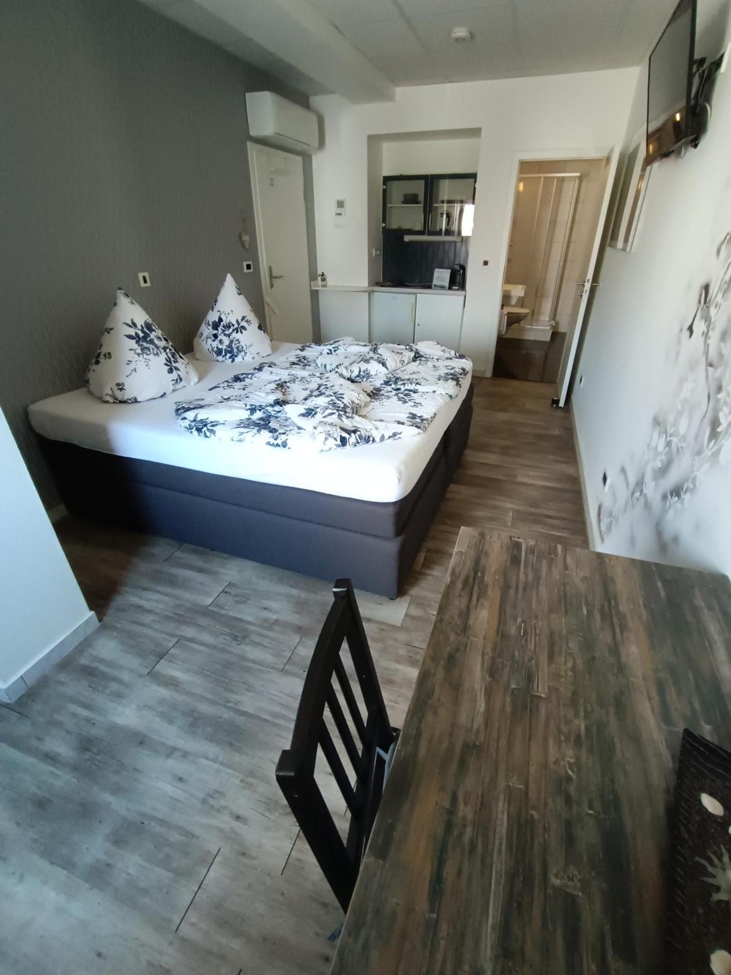 Auberge de jeunesse Boardinghouse Sinsheim Zentral Am Burgplatz Extérieur photo