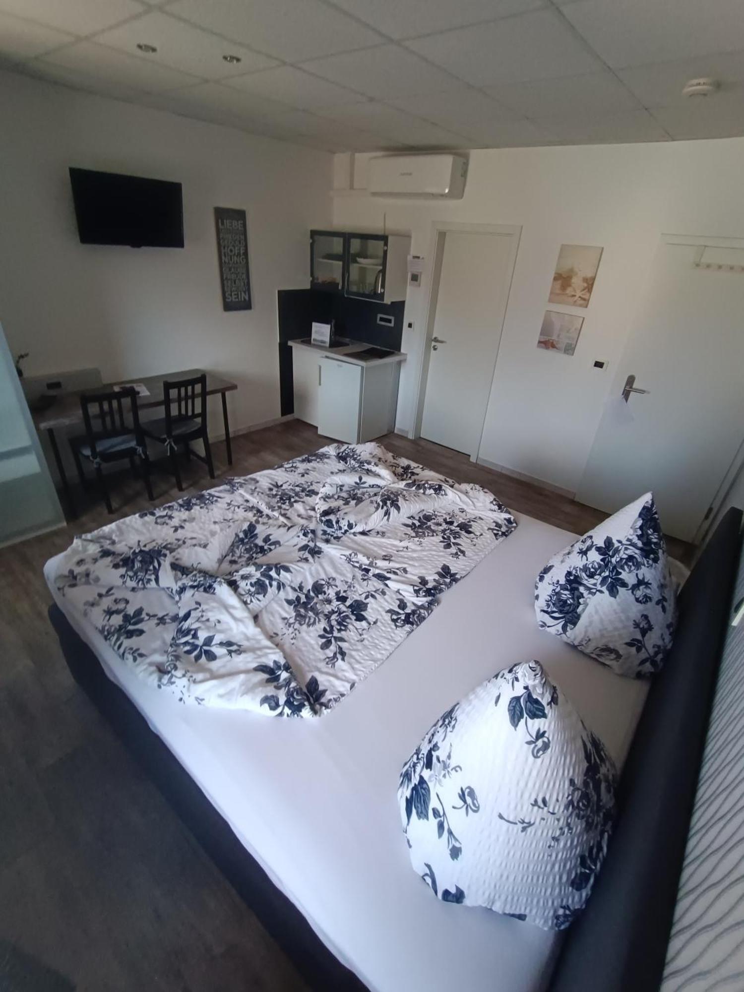 Auberge de jeunesse Boardinghouse Sinsheim Zentral Am Burgplatz Extérieur photo