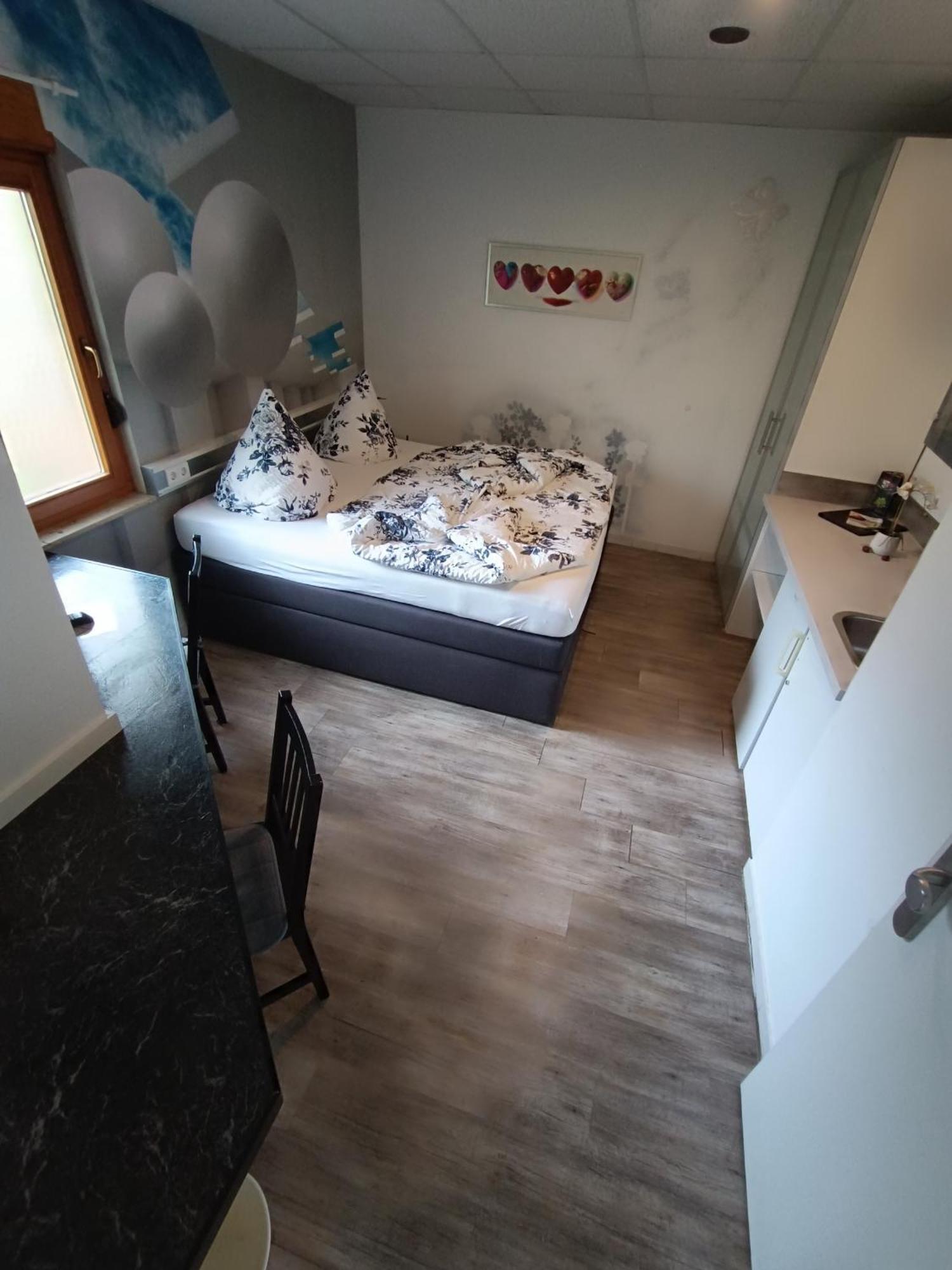Auberge de jeunesse Boardinghouse Sinsheim Zentral Am Burgplatz Extérieur photo