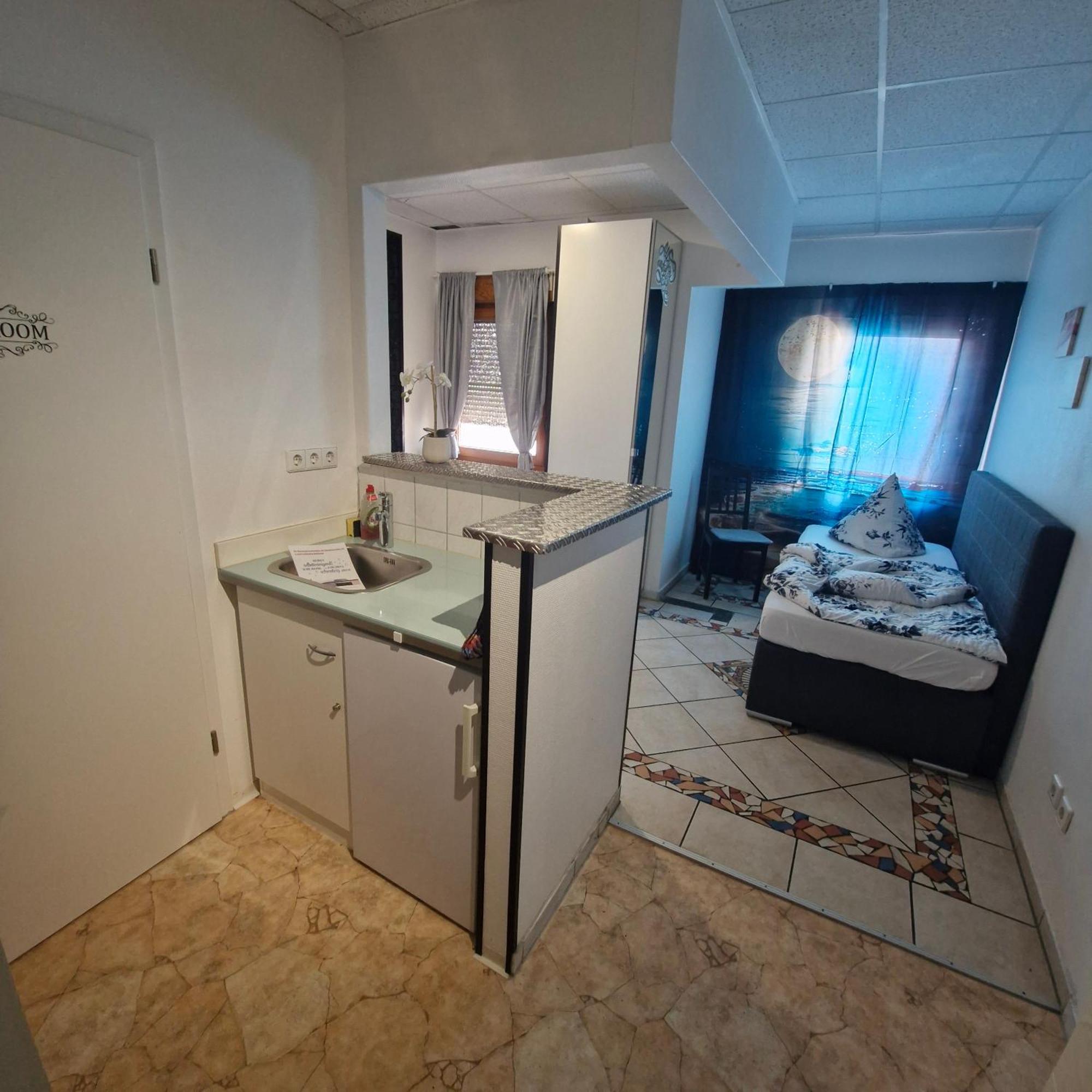 Auberge de jeunesse Boardinghouse Sinsheim Zentral Am Burgplatz Extérieur photo