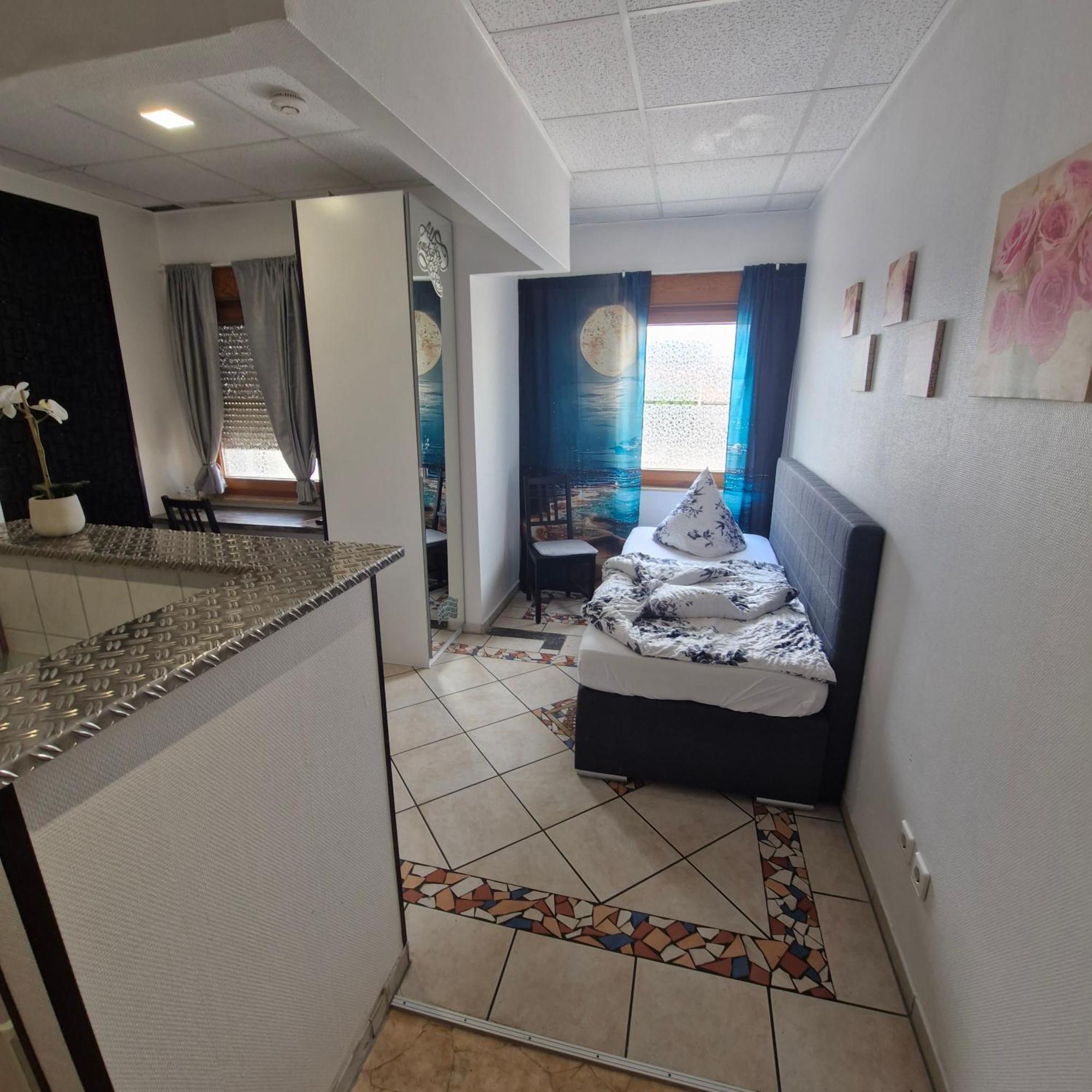 Auberge de jeunesse Boardinghouse Sinsheim Zentral Am Burgplatz Extérieur photo