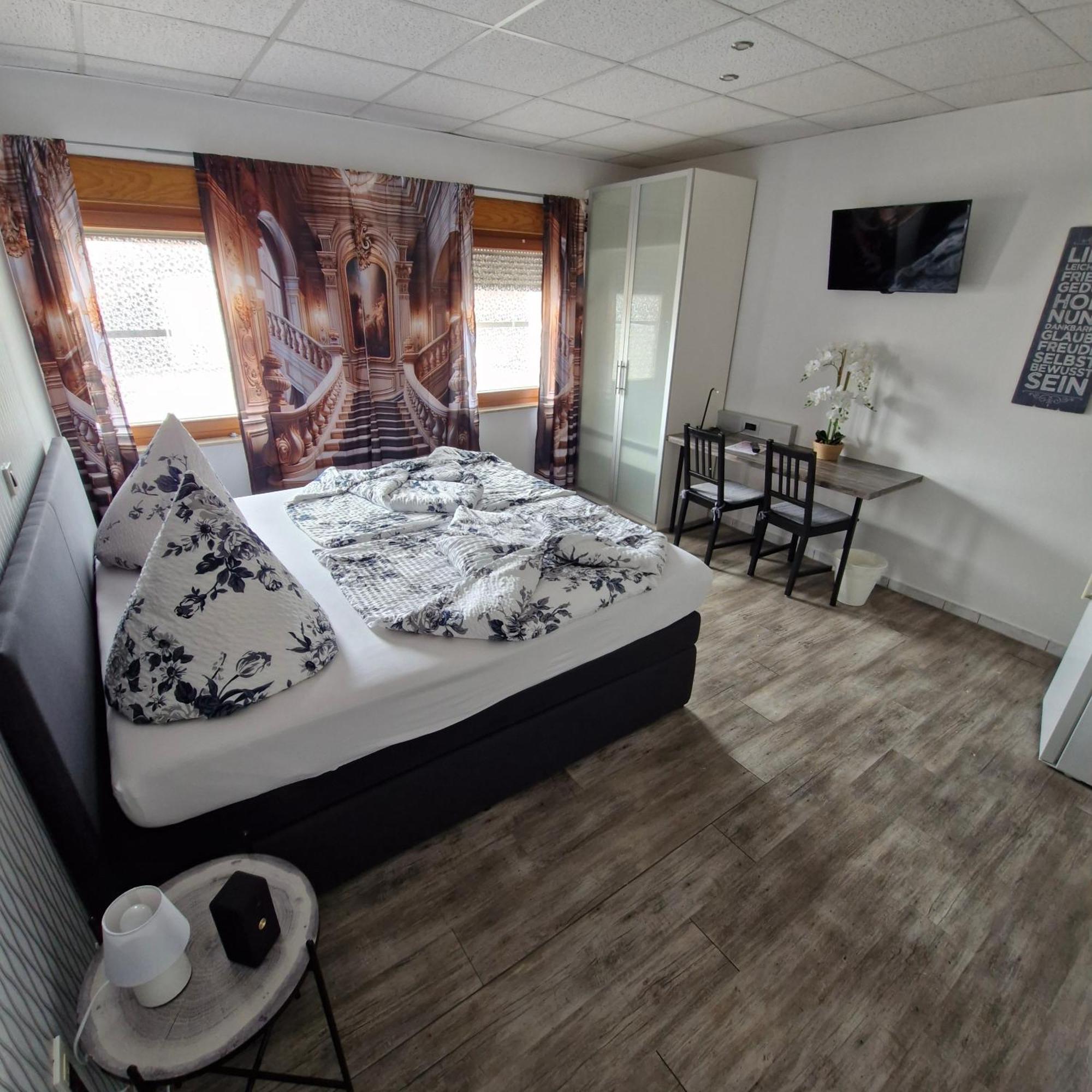 Auberge de jeunesse Boardinghouse Sinsheim Zentral Am Burgplatz Extérieur photo