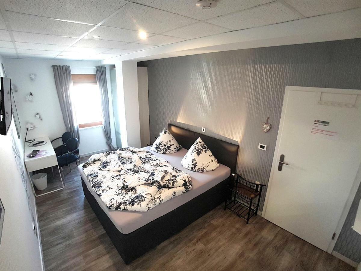 Auberge de jeunesse Boardinghouse Sinsheim Zentral Am Burgplatz Extérieur photo