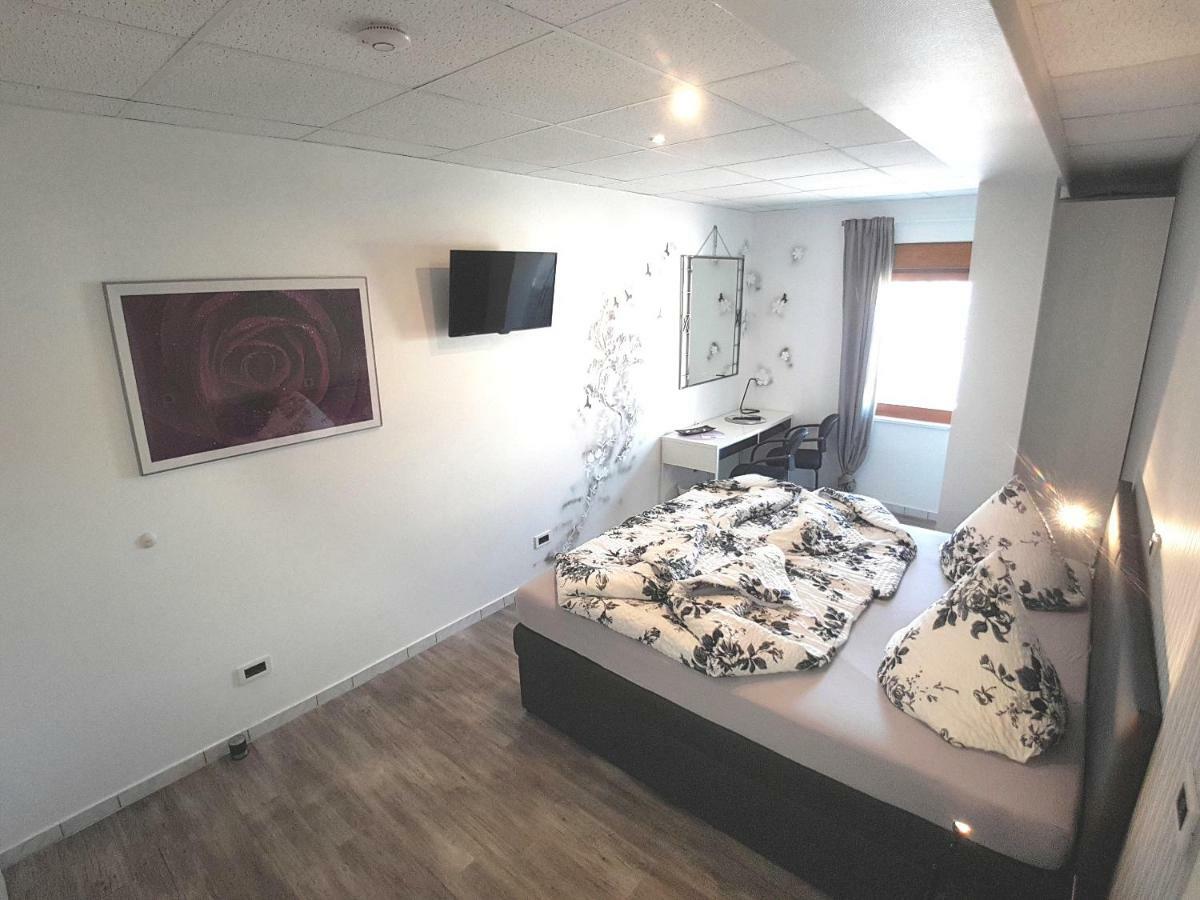 Auberge de jeunesse Boardinghouse Sinsheim Zentral Am Burgplatz Extérieur photo