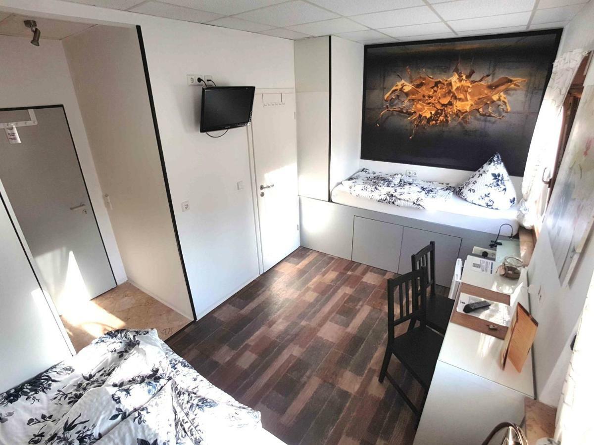 Auberge de jeunesse Boardinghouse Sinsheim Zentral Am Burgplatz Extérieur photo