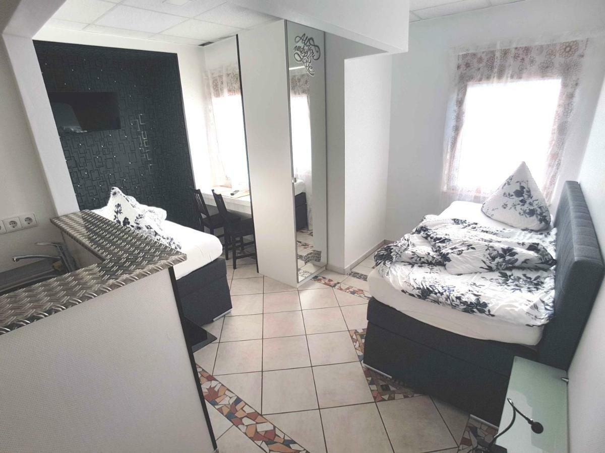 Auberge de jeunesse Boardinghouse Sinsheim Zentral Am Burgplatz Extérieur photo