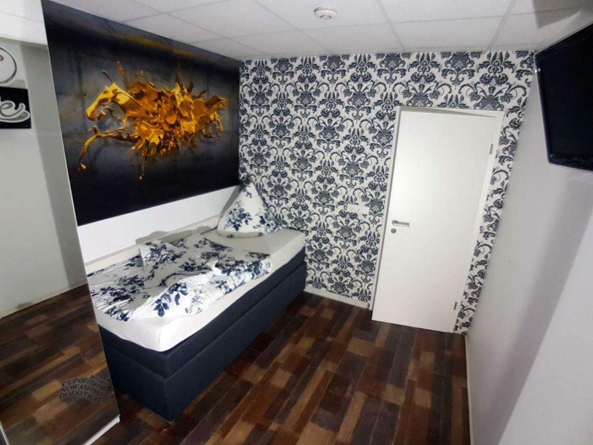 Auberge de jeunesse Boardinghouse Sinsheim Zentral Am Burgplatz Extérieur photo