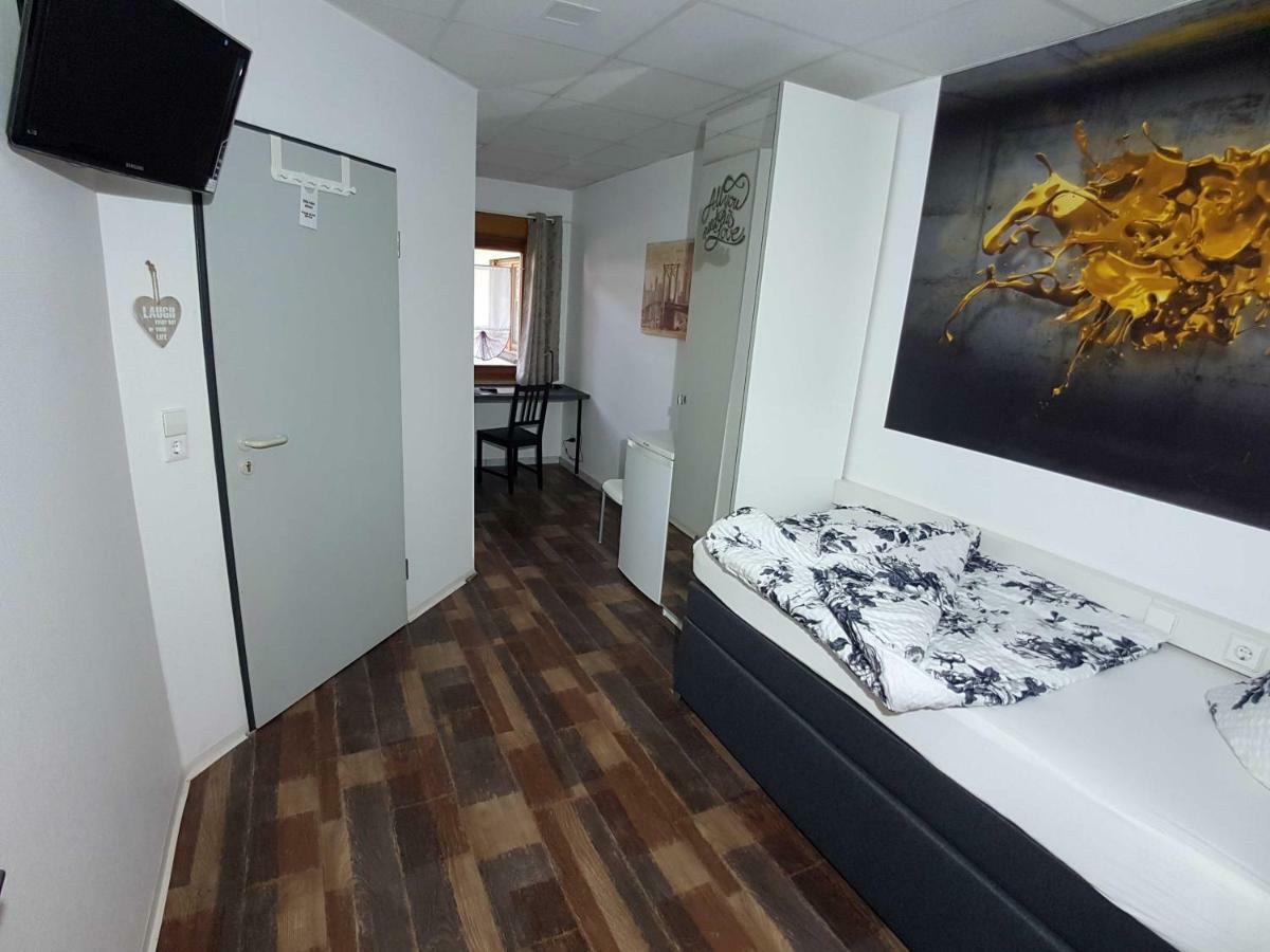 Auberge de jeunesse Boardinghouse Sinsheim Zentral Am Burgplatz Extérieur photo